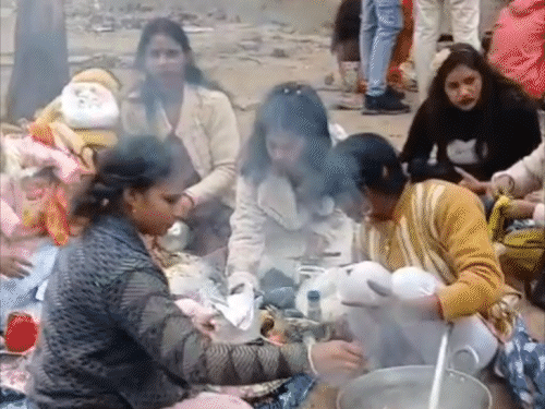 बच्चों ने की मस्ती, महिलाओं ने बनाई मैगी-पनीर:थावे मंदिर में नए साल पर पहुंचे हजारों श्रद्धालु, परिवार संग मनाया पिकनिक