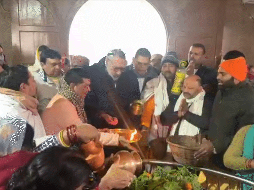 केंद्रीय मंत्री गिरिराज सिंह अशोक धाम पहुंचे:भगवान भोले का लिया आशीर्वाद, बोले- यह केवल आस्था नहीं, सनातन स्वाभिमान का उद्घोष है