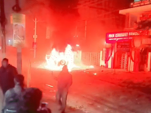 पटना-बेकाबू थार ने कई लोगों को कुचला:महिला समेत चार अस्पताल में भर्ती, भीड़ ने गाड़ी में लगाई आग; चालक को पीटा