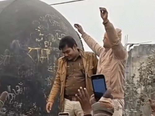 270 फीट ऊंचा, 210 मीट्रिक टन वजनी शिवलिंग गोपालगंज पहुंचा:विश्व का सबसे बड़ा, लोगों-पुलिसकर्मियों ने तिलकर लगाकर किया स्वागत; ली सैल्फी