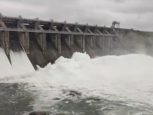 मैथन डैम में नए साल पर उमड़ी सैलानियों की भीड़:सुरक्षा के पुख्ता इंतजाम, पुलिस बल तैनात; लोगों ने नौका विहार का लिया आनंद