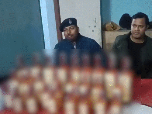 मुजफ्फरपुर में यूरिया खाद की आड़ में तस्करी:राजस्थान नंबर की पिकअप से 95 पेटी शराब जब्त, बोरियों के नीचे छिपाकर रखा था; ड्राइवर गिरफ्तार