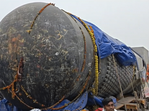 दुनिया का सबसे बड़ा शिवलिंग तमिलनाडु से बिहार पहुंचा:गोपालगंज में लोगों ने तिलक लगाया, आरती की; 17 जनवरी को विराट रामायण मंदिर में होगी स्थापना