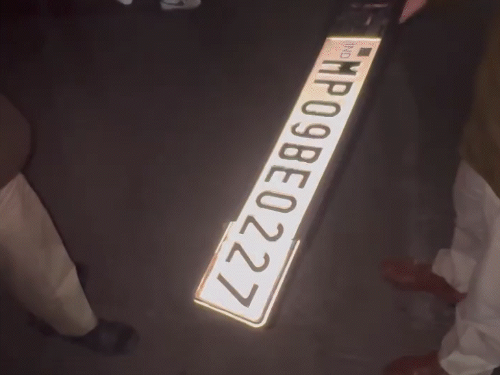 इंदौर में कार चालक ने पुलिसकर्मी को टक्कर मारी:चेकिंग के दौरान बैरिकेडिंग तोड़ी, आरोपी फरार