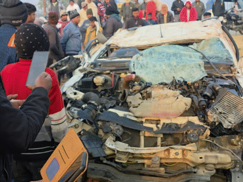 गढ़वा में हाईवा ने स्कॉर्पियो को उड़ाया, 4 की मौत:सभी एक ही परिवार के, सगाई से लौट रहे थे सभी; गाड़ी के परखच्चे उड़े