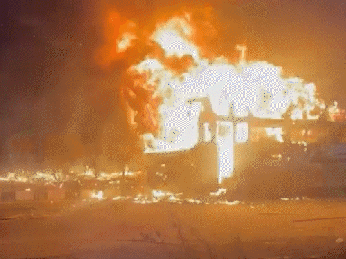 रांची के ओरमांझी में बस हादसे के बाद बवाल:बस की टक्कर में युवती घायल, नाराज स्थानीय लोगों ने जला दी बस