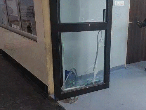 बिहारशरीफ सदर अस्पताल के इमरजेंसी वार्ड में तोड़फोड़:परिजनों ने डॉक्टर का कॉलर पकड़कर खींचा; DS बोले- लड़कों ने हेलमेट नहीं पहना था; हेड इंजरी थी