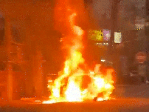 जमशेदपुर में डिमना चौक के पास कार में लगी आग:सवार लोगों ने गाड़ी से बाहर कूदकर बचाई जान, शॉर्ट सर्किट से आग लगने की आशंका