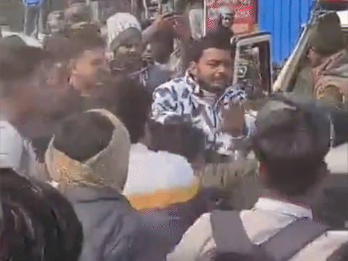 मुजफ्फरपुर में शख्स को प्रतिबंधित मांस के शक में पकड़ा:भीड़ ने बेरहमी से पीटा, पुलिस के सामने भी लात-घूंसे बरसते रहे; जांच में मानसिक रूप से बीमार निकला