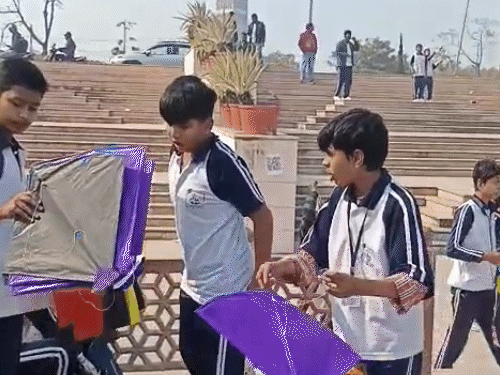 बच्चे उड़ा रहे पतंग, बड़ों ने गलियों में लगाया भंडारा:लखनऊ में कुड़िया घाट सबसे बड़ा स्पॉट, आसमान में चिड़ियों से ज्यादा पतंगें