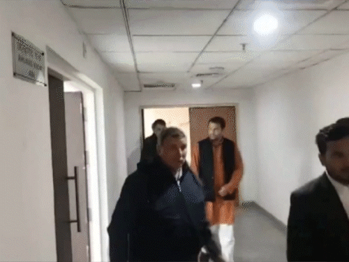 तेजप्रताप-तेजस्वी लिफ्ट में मिले, नहीं हुई बात:दोनों ने एक दूसरे को तिरछी नजरों से देखा; मीसा भारती से भी तेजप्रताप ने बनाई दूरी