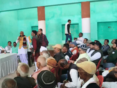 ‘राजेश राम, अल्लावरू मुर्दाबाद, प्रदेश नेतृत्व चोर है’:कार्यकर्ताओं ने ‘राहुल गांधी झूठा बब्बर शेर है’ के नारे भी लगाए; मुस्कुराते निकले बिहार प्रभारी