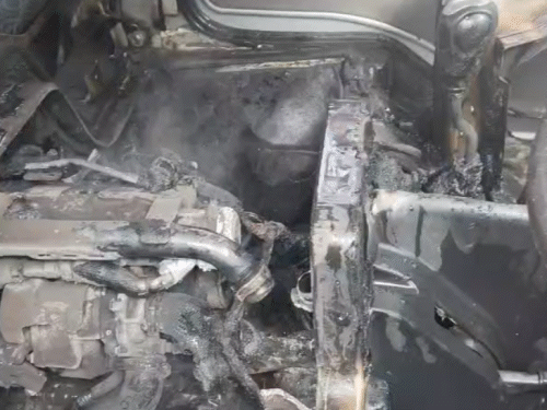 भागलपुर में NH-80 पर स्कूल वैन में लगी आग:बड़ा हादसा टला, फायर ब्रिगेड की टीम ने पाया काबू; गाड़ी का फिटनेस फेल था