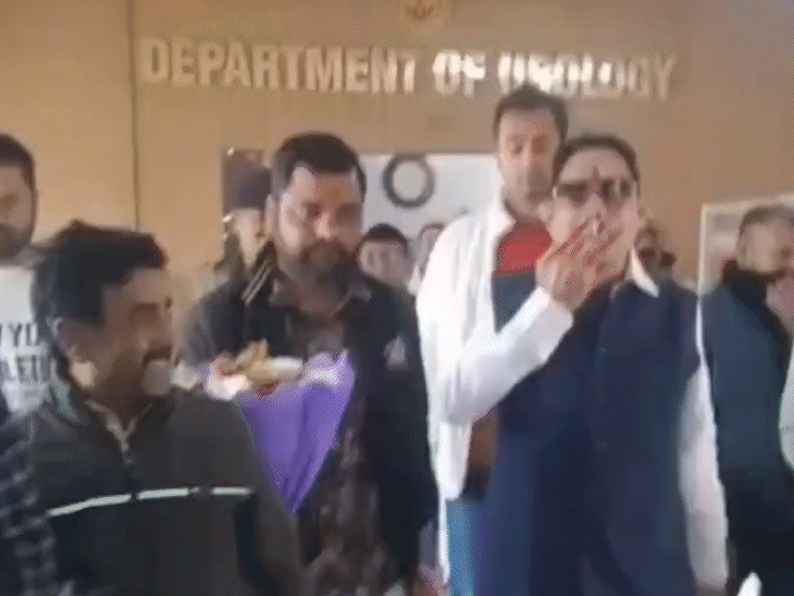 ‘खलनायक है तू’…गाने पर बाहुबली का सिगरेट पीते VIDEO:अनंत सिंह को IGIMS लाई थी पुलिस; RJD बोली- CM के दुलारे खलनायक अस्पताल में रीलबाजी कर रहे