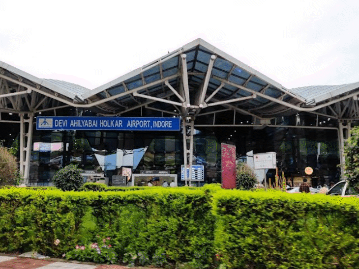 इंदौर एयरपोर्ट पर कुर्सी और चार्जिंग की समस्या:यात्री ने की कुर्सियों की कमी की शिकायत,रविवार को मेडिकल इमरजेंसी; महिला यात्री की ब्लड शुगर कम हुई