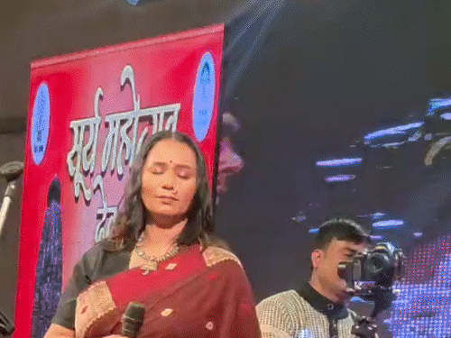 ‘पहली बार आई हूं, भगवान सूर्य की महिमा अपरंपार है’:’देव महोत्सव’ में औरंगाबाद पहुंचीं कल्पना पटवारी, छठ के गीतों से लोगों को झुमाया