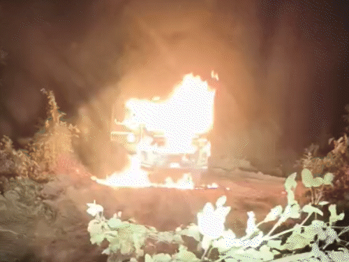 चतरा के आम्रपाली प्रोजेक्ट पहुंचे उग्रवादी:ड्राइवर की कनपटी पर रखा बंदूक, फिर छह उग्रवादियों ने फूंका एनसीसी का ट्रक, दी थी चेतावनी