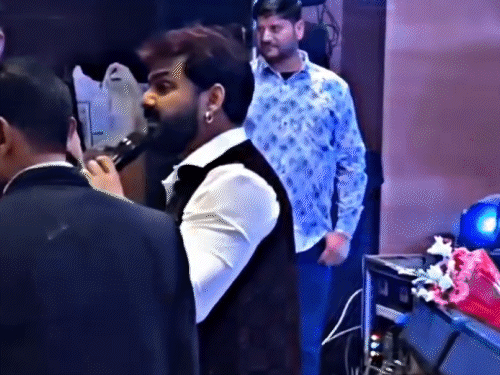 पार्टी में युवक को मारने के लिए बढ़े पवन सिंह:फैन्स बोले-रोको वरना वो पीट देंगे; गुंजन सिंह के बर्थडे में मिस्ट्री गर्ल के साथ पहुंचे