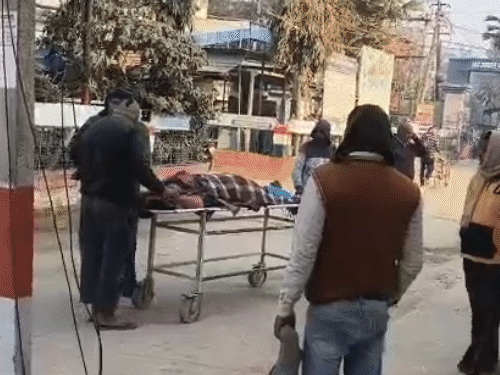 बेगूसराय में तेज रफ्तार ई-रिक्शा पलटी:एक महिला की मौत, पति और रिश्तेदार घायल; बिल्ली से बचने के चक्कर में हादसा