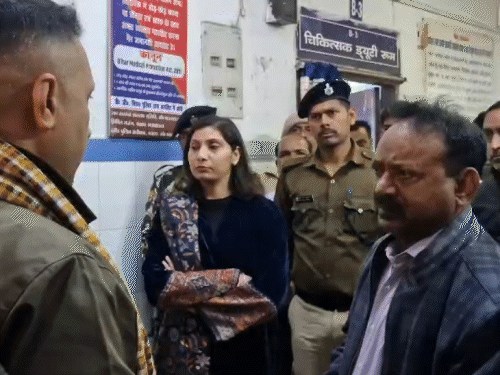 ‘मेरी वर्दी पर दाग नहीं,जनता के बीच खड़ा हूं’-आनंद:बक्सर विधायक ने सिविल सर्जन को कहा ‘निठल्ला’, डीएम की मौजूदगी में वीडियो वायरल