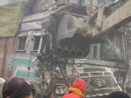 घने कोहरे में 2 ट्रकों की टक्कर, 2 घायल:गाड़ी में फंसे ड्राइवर को जेसीबी से निकाला, हादसे के बाद NH-74 पर डेढ़ घंटे ट्रैफिक जाम