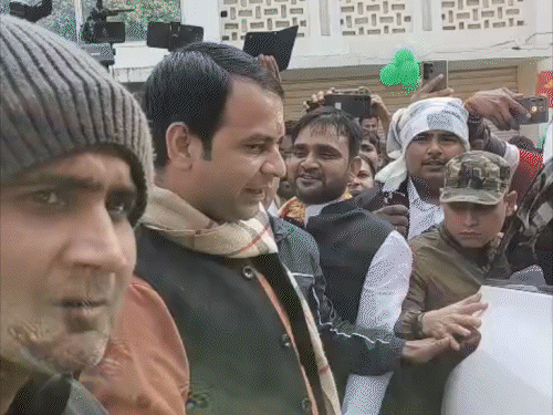 8 महीने बाद एक मंच पर लालू-तेजप्रताप,VIDEO:RJD सुप्रीमो बोले-बेटे से कोई नाराजगी नहीं, डिप्टी CM भी रहे मौजूद; दिल्ली में पवन सिंह ने गाया गाना