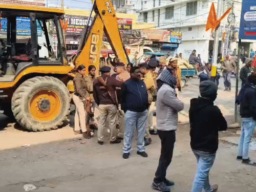 भागलपुर के सीएस कंपाउंड में अतिक्रमण हटाया गया:कोर्ट के आदेश पर प्रशासन ने की कार्रवाई, मजिस्ट्रेट के साथ पुलिस टीम मौजूद रही