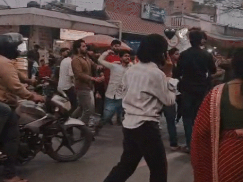 पूर्णिया में मूर्ति विसर्जन के दौरान दो पक्ष भिड़े:बीच सड़क पर जमकर मारपीट; सड़क पर खड़े बच्चे का सिर फोड़ा, महिलाओं से हाथापाई