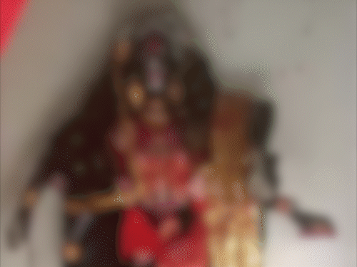 बेगूसराय में क्षतिग्रस्त मां काली की प्रतिमा का पुनर्निर्माण शुरू:रविवार की रात बदमाशों ने मूर्ति को निशाना बनाया था, मंदिर में आग लगाई थी