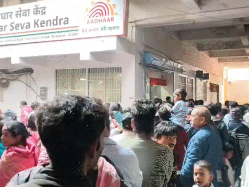 भागलपुर में आधार सेंटर पर लोगों की भीड़:स्टाफ की कमी से परेशानी, मासूम को गोद में लेकर पहुंची महिला, बोलीं- घंटों इंतजार करना पड़ रहा है