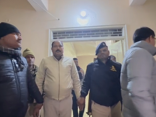 नवादा में दरोगा 25 हजार रिश्वत लेते गिरफ्तार:अकबरपुर थाने के गेट पर निगरानी विभाग की कार्रवाई