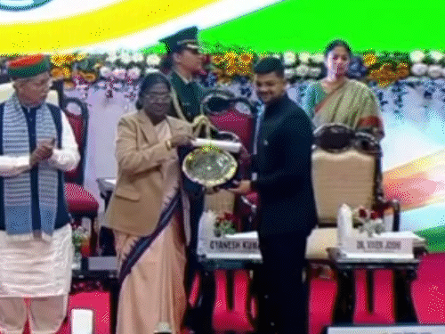 राष्ट्रपति ने पूर्णिया डीएम अंशुल कुमार को किया सम्मानित:चुनाव को टीम भावना के साथ संचालित किया था, अव्यवस्था-तनाव की स्थिति नहीं हुई थी