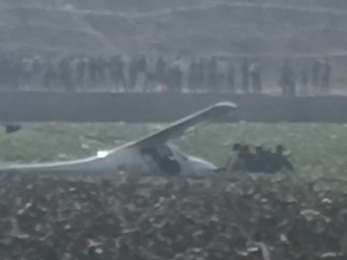 प्रयागराज में तालाब में गिरा एयरक्राफ्ट:शहर के बीचों-बीच हादसा, सैकड़ों की भीड़ देखने पहुंचीं