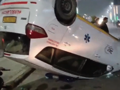 पूर्णिया में तेज रफ्तार एंबुलेंस डिवाइडर से टकराई:बीच सड़क पर पलटी, कार को ओवरटेक करने के चक्कर में हुआ हादसा; ड्राइवर GMCH में एडमिट