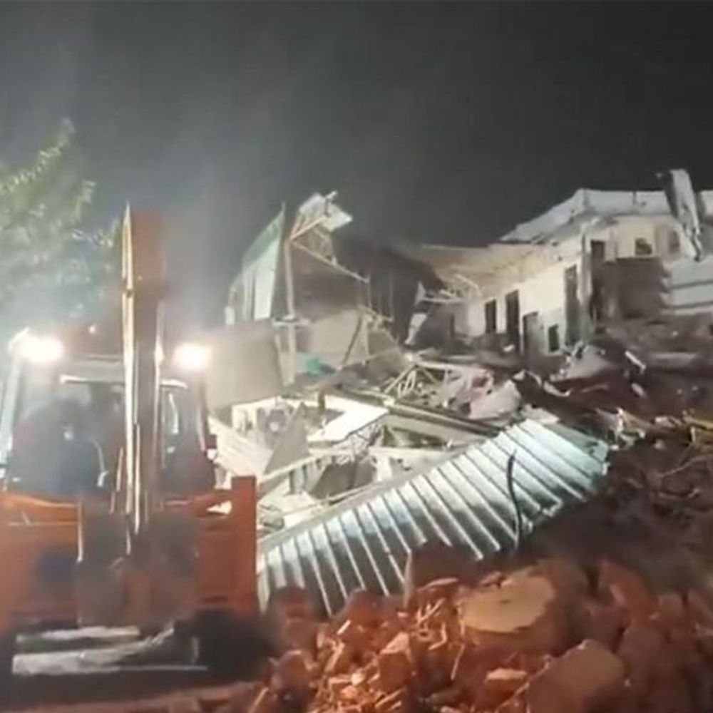 दिल्ली में आधी रात पुलिस-MCD टीम पर पत्थरबाजी:मस्जिद के पास अवैध निर्माण हटाने पहुंची थी; आंसू गैस के गोले छोड़े, पुलिसकर्मी-अधिकारी घायल