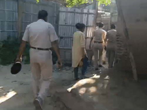 रेड लाइट एरिया में फंसी पत्नी,कस्टमर ने पति से मिलाया:प्रेमी ने धोखा दिया; पति से वीडियो कॉल पर कहा-सब नोंच रहे हैं, प्लीज बचा लो