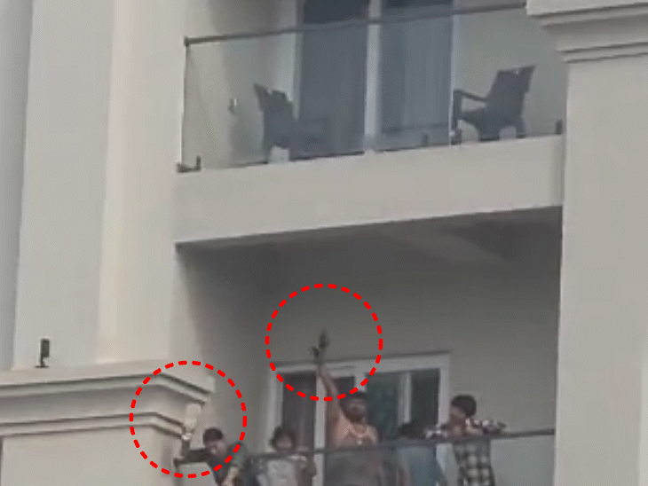 पूर्व भाजपा विधायक के बेटे ने कांग्रेसियों को दिखाई पिस्तौल:जबलपुर में रैली के दौरान घटना, महिला ने चप्पल दिखाई; विधायक के बेटे ने कहा-वह पिस्तौल नहीं खिलौना