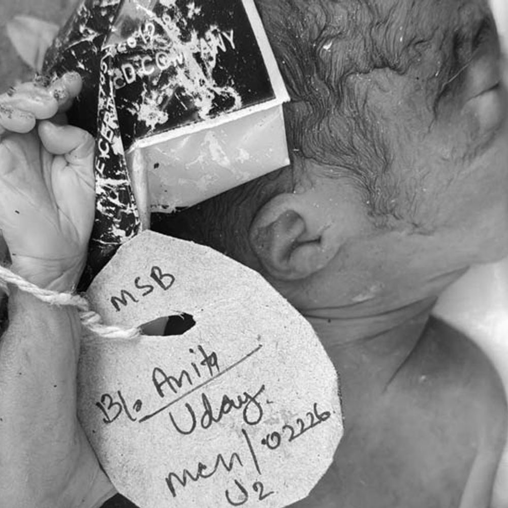 फुटपाथ पर नवजात का शव मिलने से सनसनी:अंतिम संस्कार करने के लिए जाना था आदर्श नगर मोक्षधाम, शराब पीकर सो गए पिता व साथी