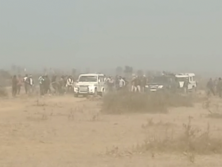 आदिवासियों ने अतिक्रमण हटाने गई टीम पर हमला किया:श्योपुर में वनपाल घायल, 4 गाड़ियों में तोड़फोड़, जान बचाकर भागे कर्मचारी