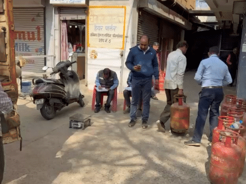 घरेलू सिलेंडर में 3Kg कम निकली गैस:भोपाल की गैस एजेंसी पर कार्रवाई; 90 सिलेंडर, ट्रक जब्त