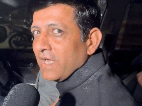 इंदौर कलेक्टर-मेयर देर रात पहुंचे RSS दफ्तर:दूषित पानी से मौतों और प्रशासनिक तालमेल पर चर्चा; कांग्रेस बोली- सलामी देने गए अफसर