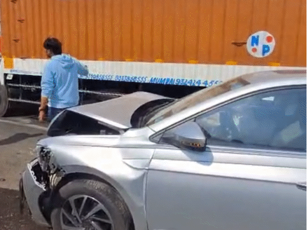 इंदौर में आपस में भिड़े 7 वाहन:मानपुर भेरू घाट पर कार पर चढ़ी पिकअप, एक के बाद एक ट्रक टकराए