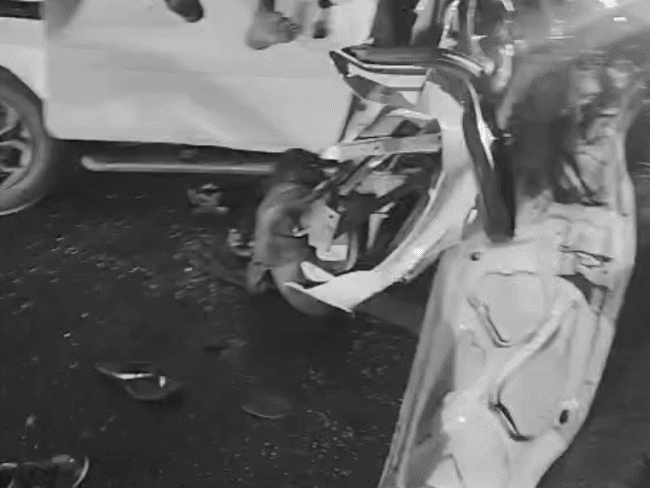 ट्रक से भिड़ी कार, परखच्चे उड़े, तीन की मौत:गुजरात जा रहा था एमपी का परिवार; सड़क पर बिखरे शव, घायल बच्चा तड़पता दिखा