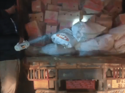 समस्तीपुर में ट्रक से 55 लाख की शराब बरामद:चेकिंग के दौरान उत्पाद विभाग की टीम ने पकड़ा; ड्राइवर मौके से फरार, एक तस्कर गिरफ्तार