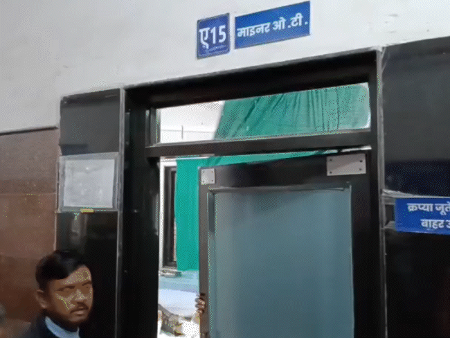 सीएम हाउस में पालतू कुत्ते ने दो कर्मचारियों को काटा:भोपाल में रसोइया और डॉग ट्रेनर अस्पताल में भर्ती, कुक के हाथ-पैर में गहरे जख्म