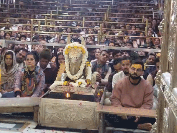 कोहली-कुलदीप ने महाकाल के दर्शन किए:भस्म आरती में शामिल हुए, तिलक लगाकर नंदी हॉल में जाप करते नजर आए