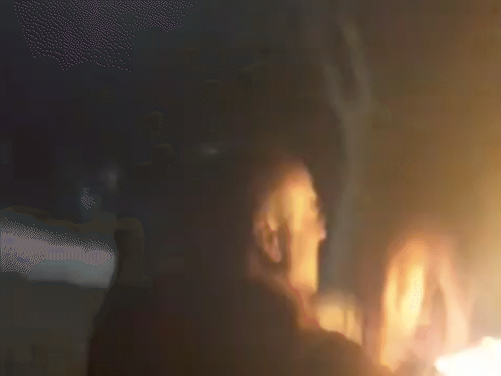 पत्नी-बुआ पर पेट्रोल डालकर लगाई आग, VIDEO:मंदसौर में पति ने कोर्ट से लौटकर की वारदात; पीड़िता बोली- बंदूक दिखाकर धमकाया