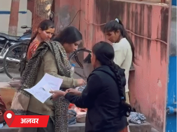 जयपुर-चेयरमैन ने महिलाओं के दुपट्टे हटाकर जांच पर लगाई फटकार:शिक्षक भर्ती: भीलवाड़ा में कान की ज्वेलरी काटी, अलवर में हाथ में बंधे धागे के कारण एंट्री नहीं