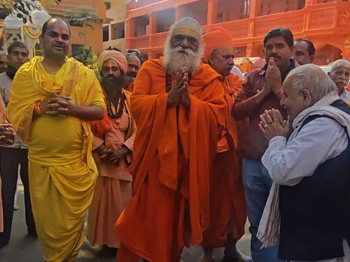 शंकराचार्य विवाद में पहली बार अखाड़ा परिषद सामने आया:हरिगिरि महाराज की शंकराचार्य को सीख- आप पूरे समाज के तब होंगे जब 13 अखाड़े चादर उढ़ाएंगे