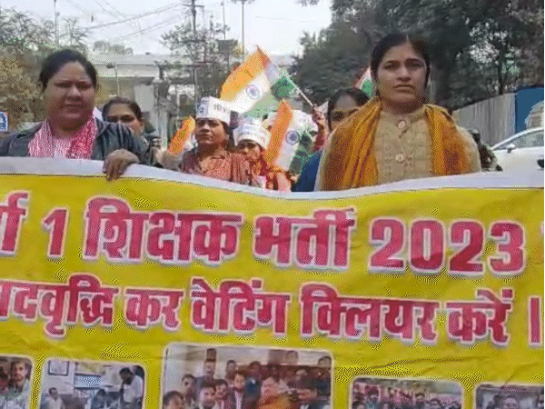 सरकारी नौकरी के ‘वेटिंग’ में टीचर…भोपाल में रैली निकाली:संविदा वर्ग-1 के वेटिंग लिस्ट के अभ्यर्थियों ने हवन किया; सीएम से लगाई गुहार